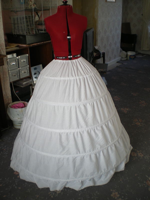MeiLiMiYu Full Shape Hoop Skirt 5 Ruffles Layers Ball Gown Petticoat  Underskirt Slip for Wedding Dress Adjustable Waist (Black) at Amazon  Women's Clothing store
